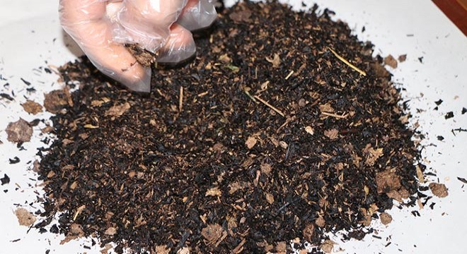 Aldığı çay paketlerinden hayvan gübresi çıktı