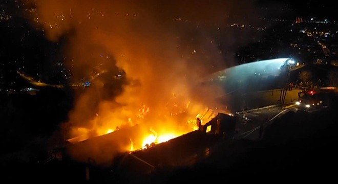 Alev alev yanan 3 gecekondu kullanılamaz hale geldi