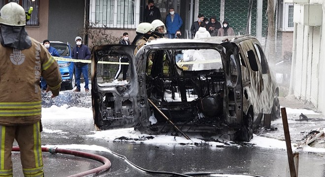 Alev alan araç doğal gaz kutusuna çarptı