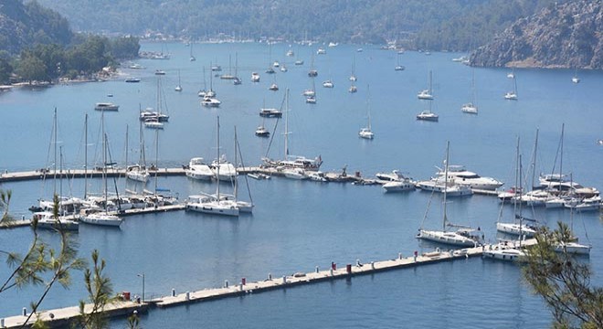 Alevlerin ilerlediği marinadaki yatlar ve tekneler açığa demirledi