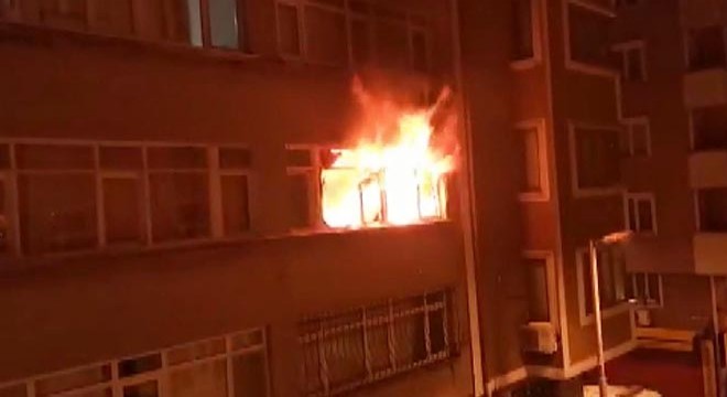 Alevlerin yükseldiği apartmanda korku dolu dakikalar