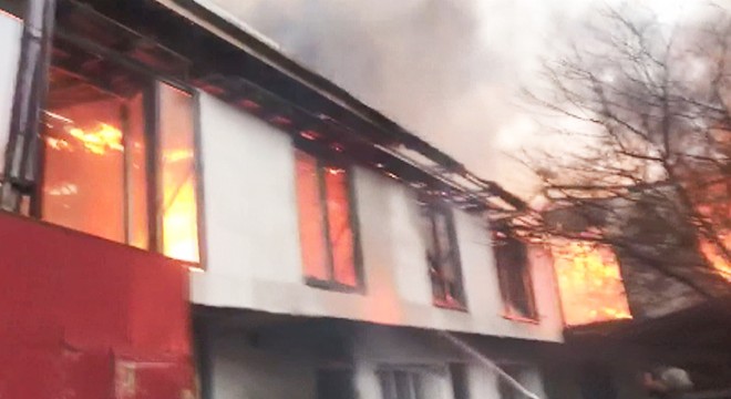 Ali Poyrazoğlu Tiyatrosu'na ait depo yandı
