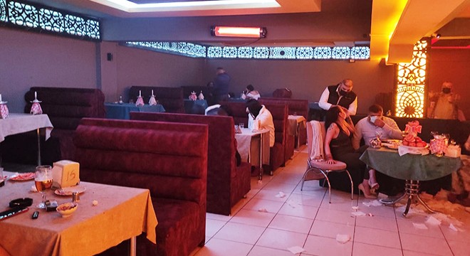 Alkollü eğlence mekanına baskın; 53 kişiye 333 bin 900 lira ceza