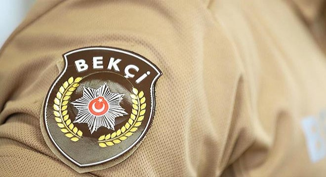Alkollü sürücü 'dur' ihtarında bulunan bekçiye çarptı