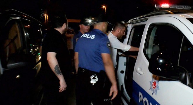 Alkollü sürücünün arkadaşları polise zor anlar yaşattı