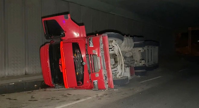 Hafriyat kamyonu yan yattı: 1 yaralı