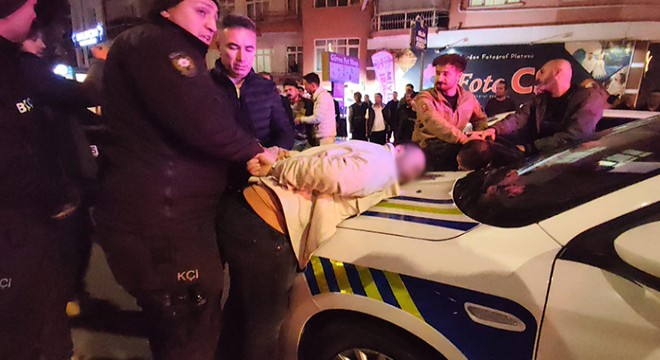 Alkollü sürücü kimlik isteyen şube müdürüne tekme attı