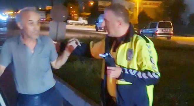 Alkolmetreye üflemeyi reddeden sürücü polise zor anlar yaşattı