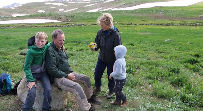 Alman coğrafyacı ve ailesi Hakkari'ye hayran kaldı
