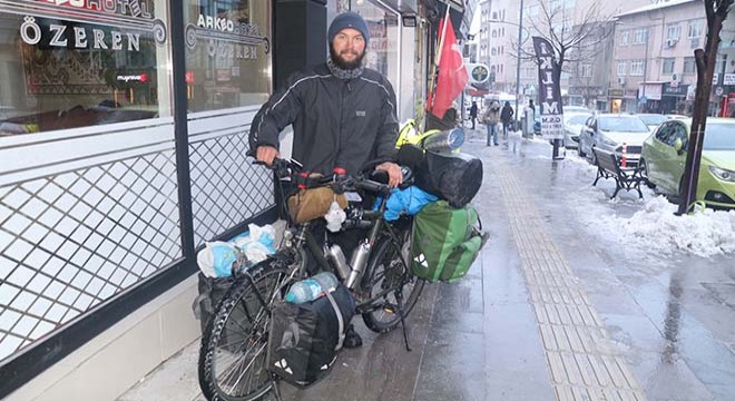 Almanya dan Hindistan a pedallayan bisikletli Burdur da