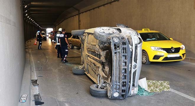 Alt geçidin duvarına çarpan araç yan yattı: 2 yaralı