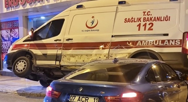 Ambulans ile otomobil çarpıştı: 3'ü sağlıkçı, 5 yaralı