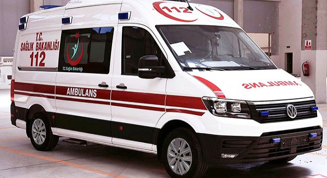 Ambulans, traktöre çarptı: 3'ü sağlıkçı 5 yaralı