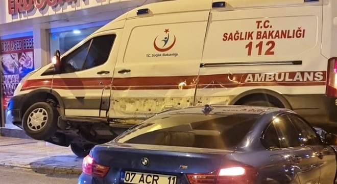 Ambulans ile otomobil çarpıştı: 3 ü sağlıkçı, 5 yaralı