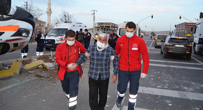 Ambulansla otomobil çarpıştı: 4 yaralı