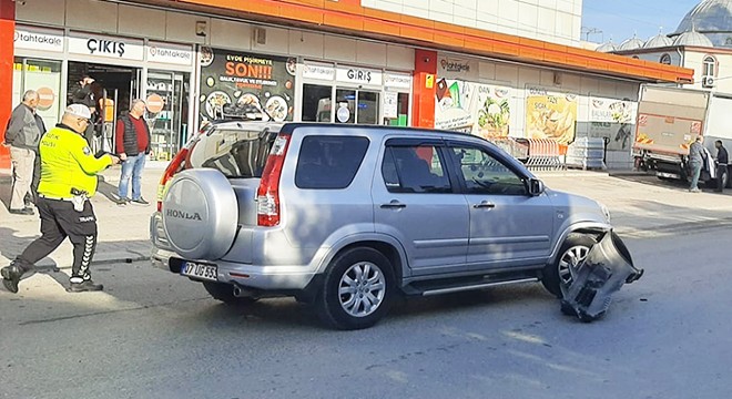 Ambulansla otomobil çarpıştı