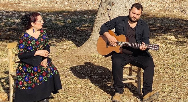 Ana-oğul birlikte kamera karşısında