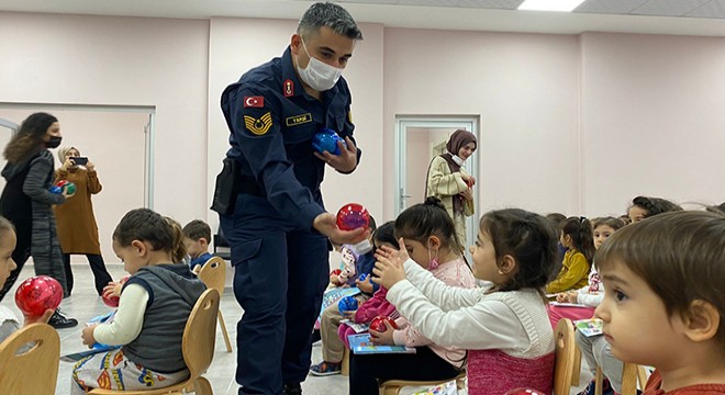 Anaokulu öğrencilerinin isteğini jandarma geri çevirmedi