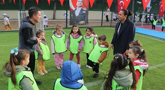Anaokuluna futbol, voleybol ve basketbol sahası