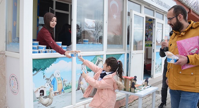 Öğrenci ve velilere ekmek ve hoşaf ikramı