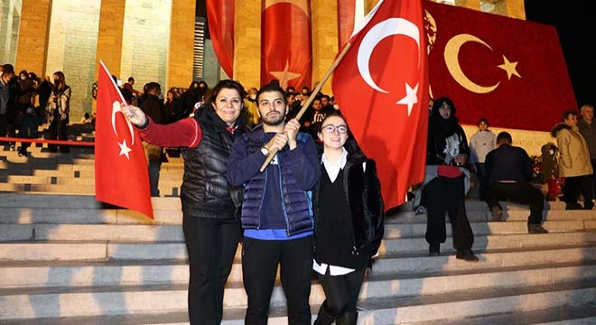 Anıtkabir'de gece ziyaretçi yoğunluğu