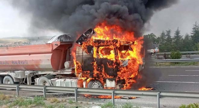 Ankara'da kamyon alev alev yandı