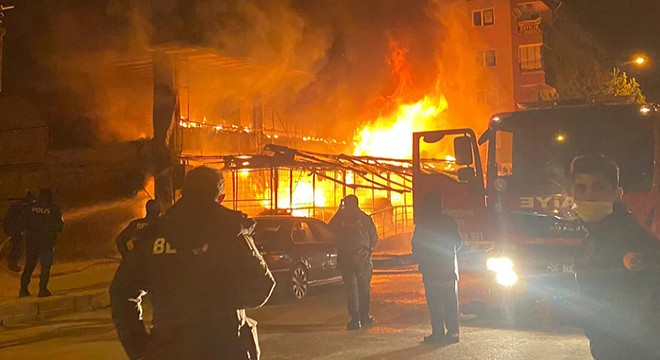 Ankara'da markette çıkan yangın korkuttu