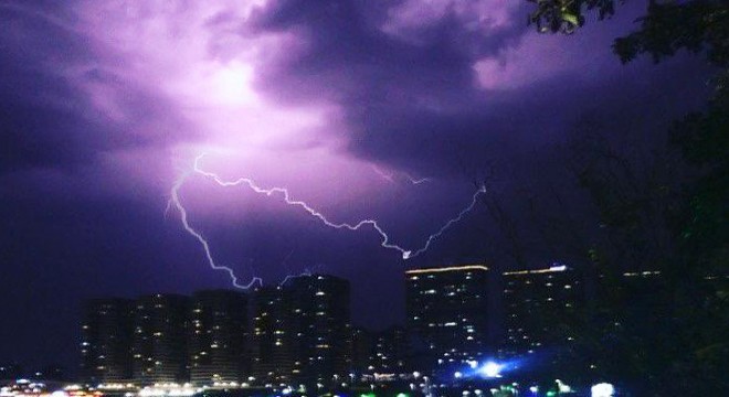 Ankara'da şimşekler gökyüzünü aydınlattı
