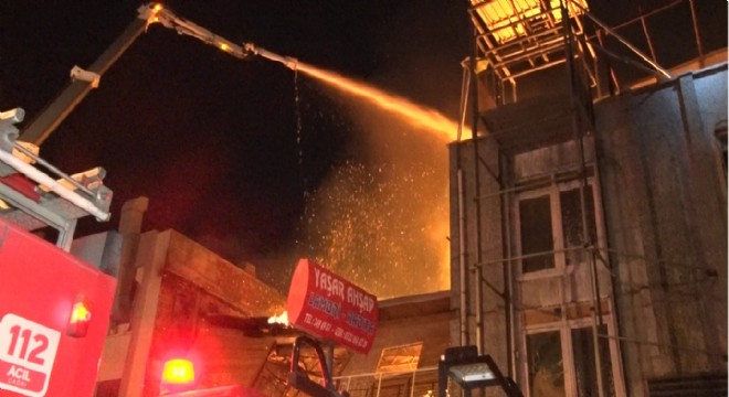 Ankara'da 2 katlı ahşap atölyesinde yangın