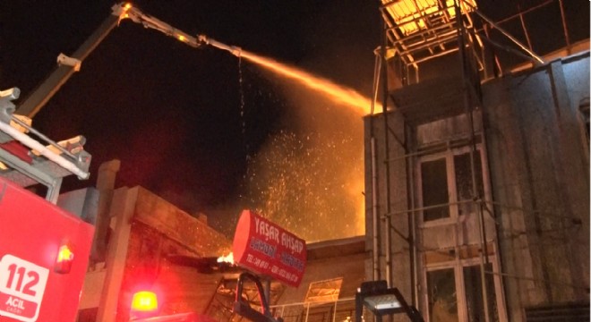 Ankara da 2 katlı ahşap atölyesinde yangın