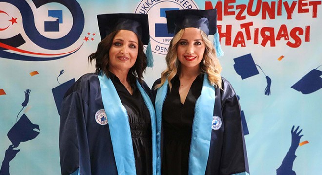 Anne ile kızı sınıfta sıra arkadaşı olup, birlikte mezun oldu