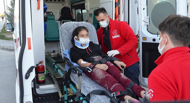Anne ve okula götürdüğü 2 çocuğuna otomobil çarptı