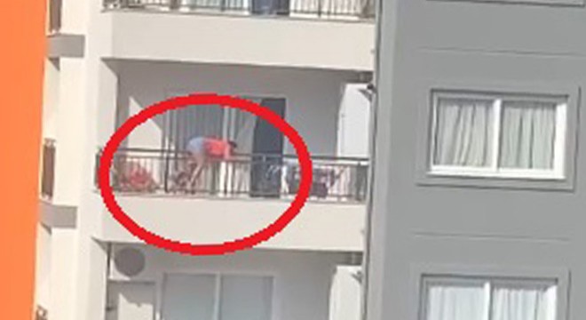 Annelerinin atlamaması için bacağına sarıldılar