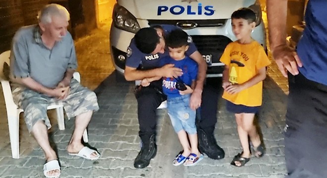 Annelerinin evde yalnız bıraktığı iki çocuk, gece sokakta bulundu