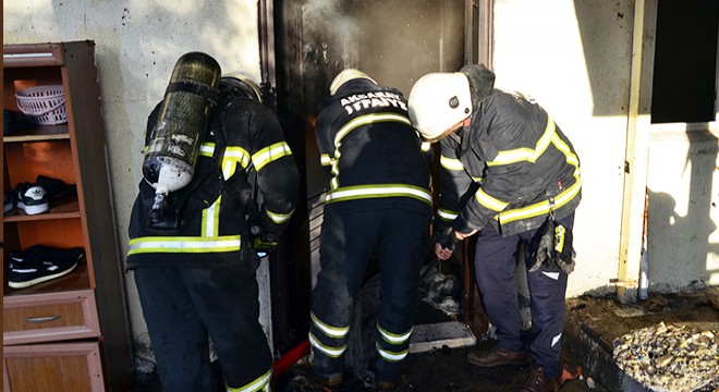 Annesi ile 2 kardeşini rehin alıp, evi ateşe verdi