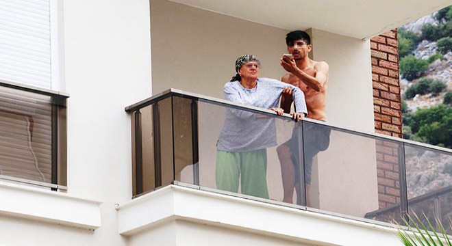 Annesini balkondan atmak isteyen şüpheliye ev hapsi