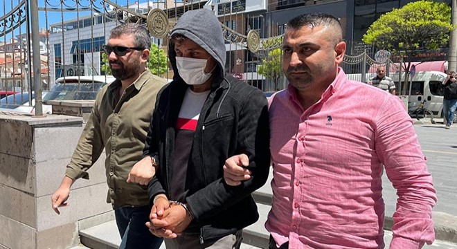 Annesini öldüren 15 yaşında çocuk ve babası adliyede