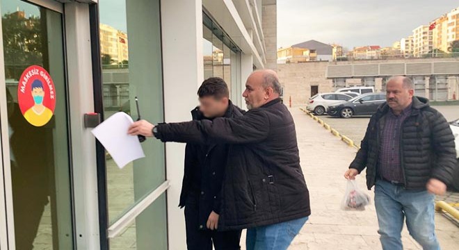 Annesini öldüren liseli ve babası adliyede