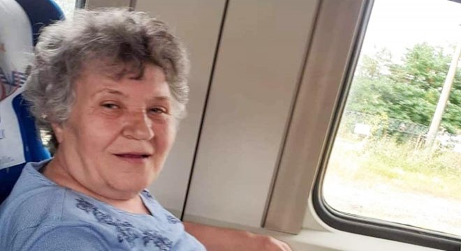 Annesini öldürüp, 15 saat başında bekledi