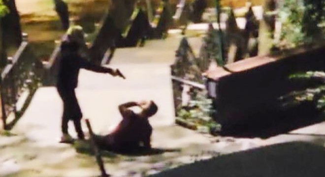 Annesini taciz ettiğini öne sürdüğü kişiyi bacaklarından vurdu