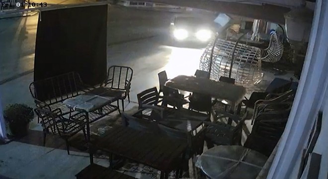 Antalya da elektrik panosuna çarpıp, yoluna devam etti