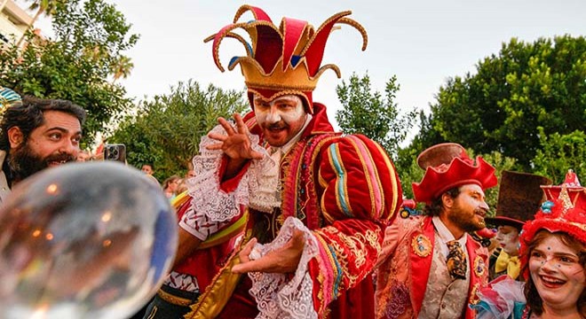 Antalya Kaleiçi sokaklarında renkli kortej