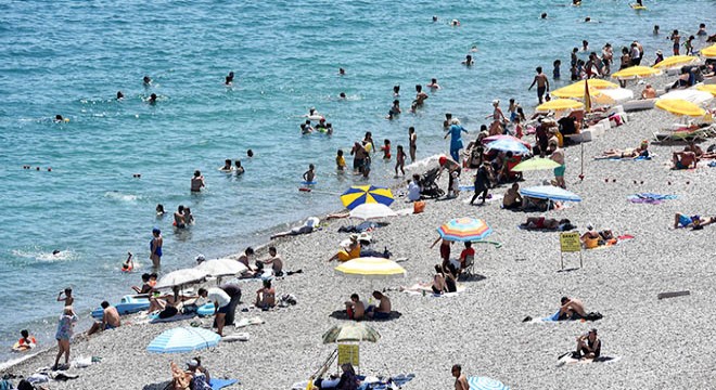 Antalya Konyaaltı Sahili'nde her keseye uygun eğlence