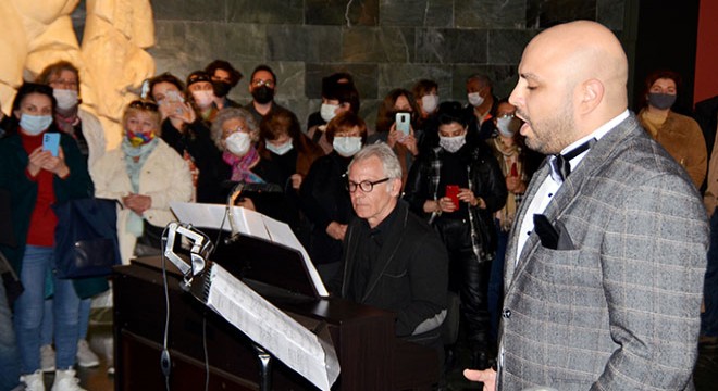 Antalya Müzesi'nde heykeller arasında opera