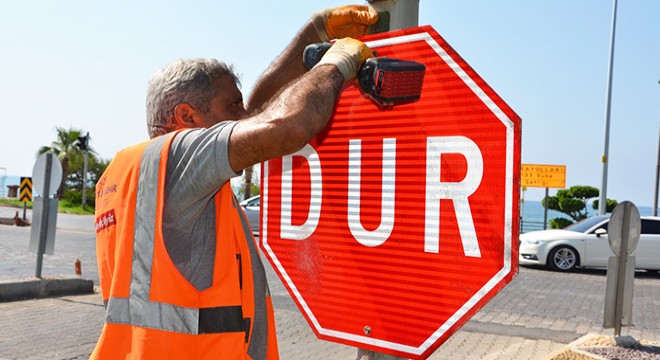 Antalya'da 1347 trafik işaret levhası yenilendi
