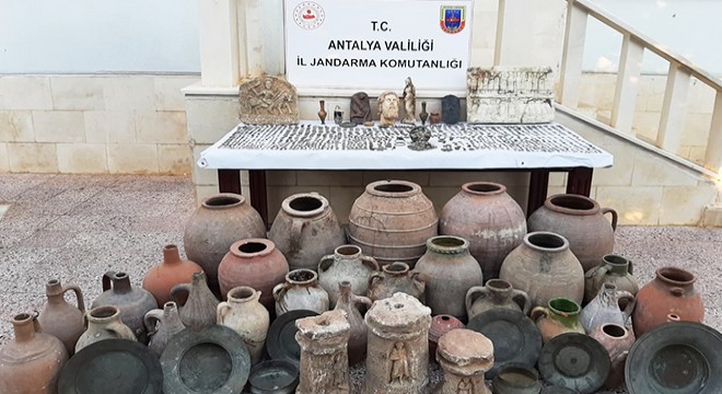 Antalya'da 2 bin 712 parça tarihi eser ele geçirildi