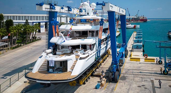 Antalya'da 47 metrelik lüks yat suya indirildi