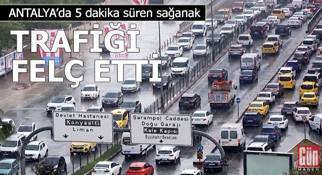 Antalya'da 5 dakika süren sağanak, trafiği felç etti