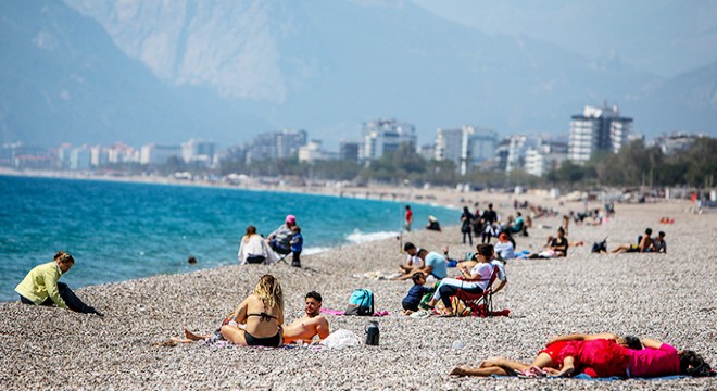 Antalya'da, 82 saatlik kısıtlama öncesi sahil keyfi