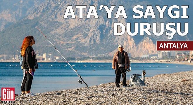 Antalya'da Ata'ya saygı duruşu
